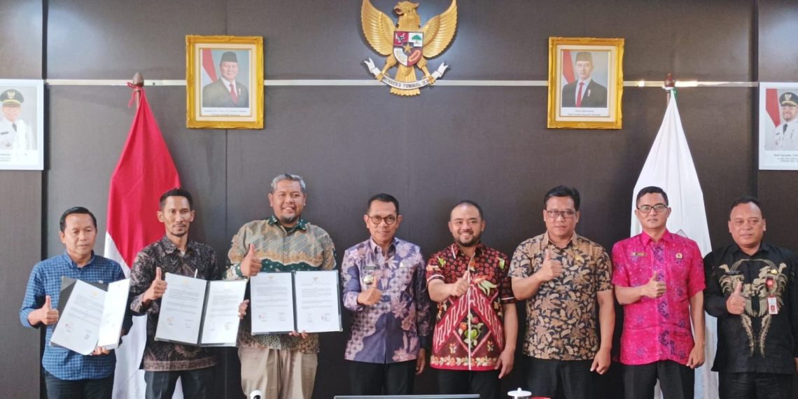 Wali Kota Batu Nurochman dan Wawali Batu Heli Suyanto didampingi oleh Kepala Disperum Kota Batu, Arief As Siddiq di Balai Kota Amomg Tani Batu menerima PSU dari tiga pengembang perumahan di Kota Batu.(Ist) 