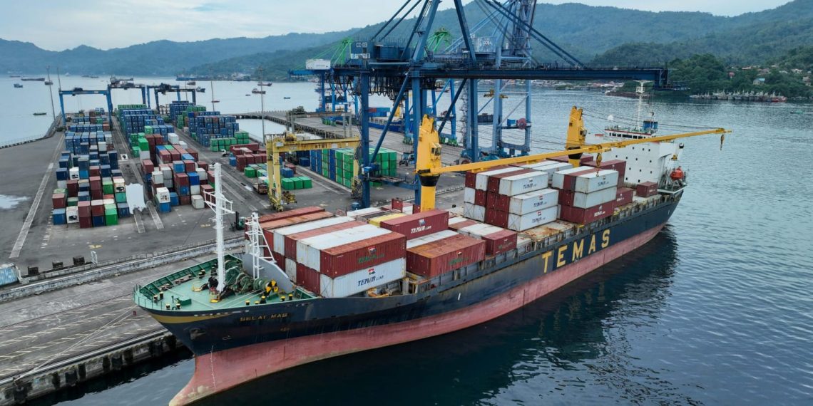 Didatangkan 1 unit reach stacker baru & tambahan 2 unit RTG, 4 unit head truck dari TPK New Makassar. (foto: ist)