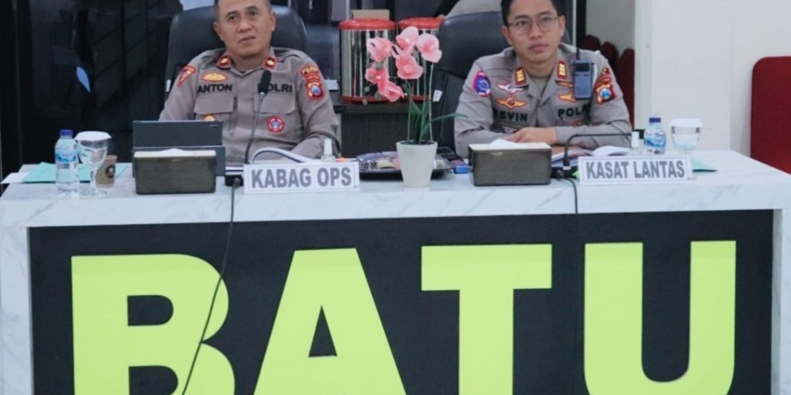 Kabag Ops dan Kasat Lantas Polres Batu saat mengikuti Latpra Ops Patuh Semeru 2025 di Rupatama Mapolres Batu.(Ist) 