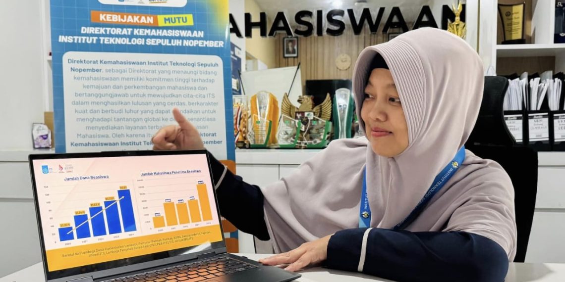 ITS Dukung Pendidikan Inklusif lewat Penyaluran Ribuan Beasiswa KIP-K 1 Kepala Subbagian Layanan Mahasiswa & Kesejahteraan Mahasiswa ITS Friana Ekawati memaparkan data jumlah penerima beasiswa & dana beasiswa. (foto: ist)