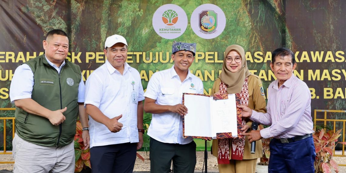 Menhut Raja Juli Antoni saat menyerahkan SK Pelepasan Kawasan Hutan kepada Bupati Ipuk