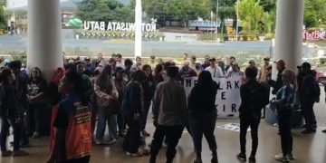 Tolak Gate Parkir di Alun – Alun, Puluhan Jukir dan PKL Geruduk Pemkot Batu,Bagaimana Nyali Dishub ? 