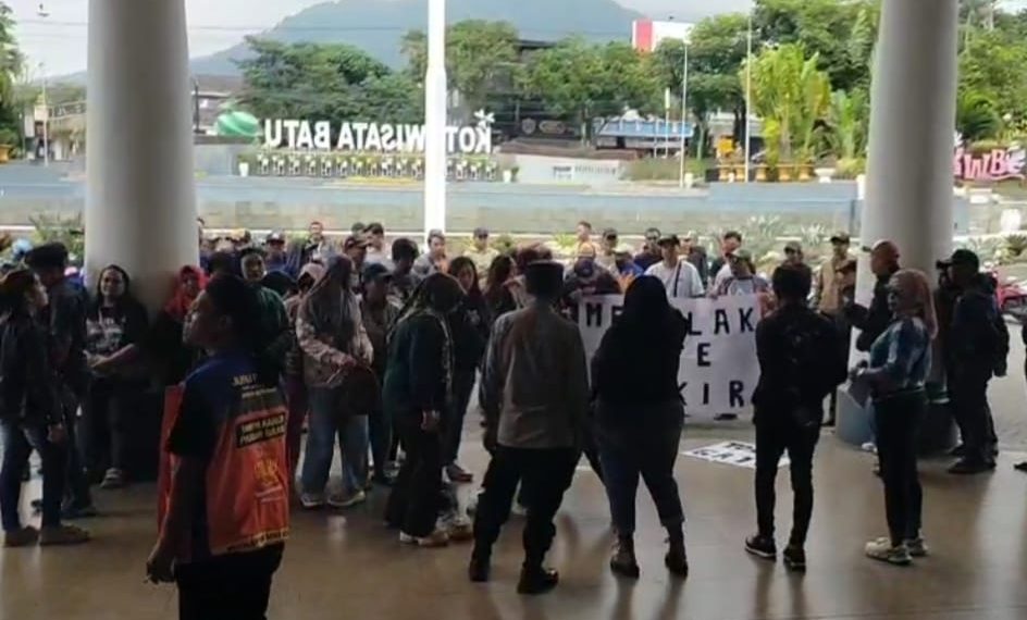 Puluhan jukir dan para PKL di Alun - Alun Kota Batu ,saat aksi damai di Balai Kota Amomg Tani Batu tolak rencana penerapan gate parkir.(Ist) 