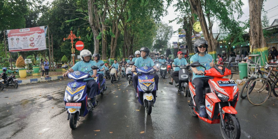 PLN & Pemkab Sumenep Gelar Madura EV Day 2025 1 Electric Vehicle (EV) Day dengan touring kendaraan listrik oleh ratusan peserta dari komunitas dan instansi. (foto: ist)