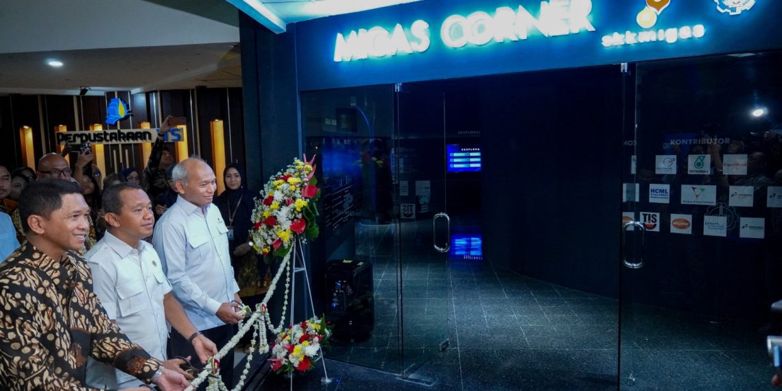 Menteri ESDM Bahlil Lahadalia (tengah), Rektor ITS Prof Ir Bambang Pramujati & Kepala SKK Migas Djoko Siswanto meresmikan Migas Corner ITS. (foto: ist)