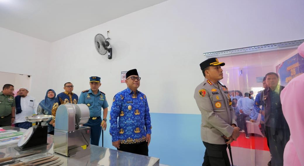 Dapur SPPG di Kecamatan Blimbingsari Siap Beroperasi, Cakupan Program MBG di Banyuwangi Kian Meluas 1 Wabup Mujiono bersama Kapolresta Banyuwangi Kombes Pol Rama Samtama Putra saat meninjau dapur SPPG di Kecamatan Blimbingsari
