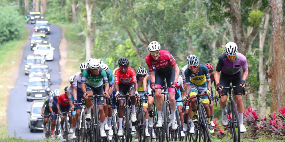 128 Pembalap dari 24 Negara Ramaikan Balap Sepeda International Tour de Banyuwangi Ijen 2025 1 Aksi para pembalap TdBI