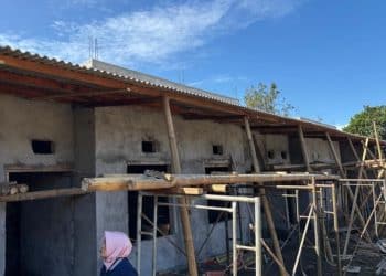 Wujudkan Visi Misi Cak Nur dan Mas Heli, Kades Tulungrejo Bangun Rumah Petak Gakin 