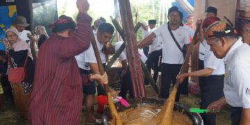 Serunya ! Merti Bumi Tulungrejo "Njenang Bareng" Serap Bahan 4 Ton 2 Njenang Bareng