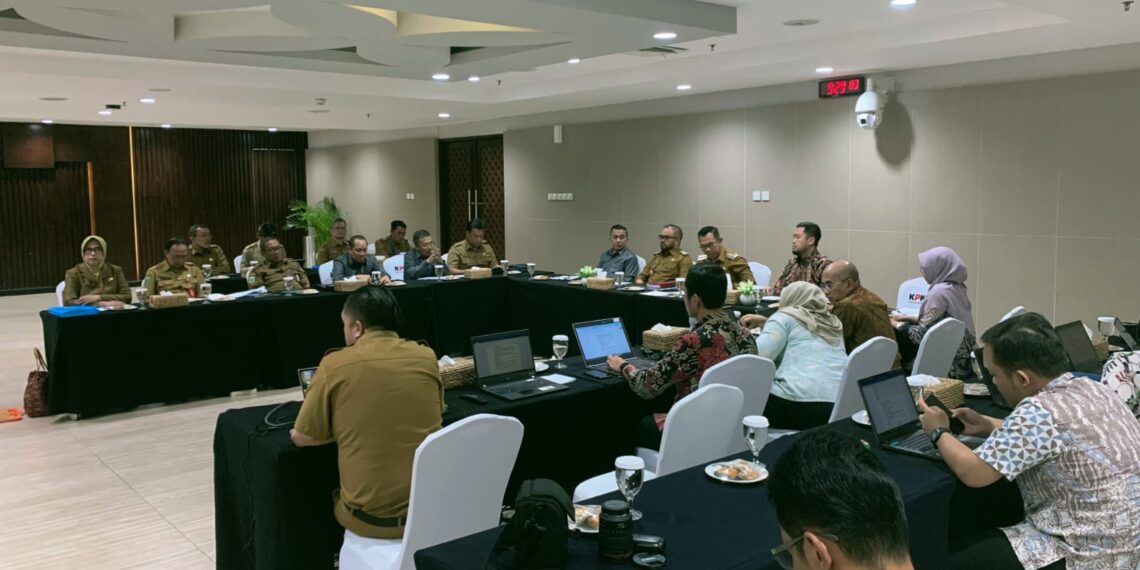 Wali Kota dan Wakil Wali Kota Batu, dengan sejumlah DPRD Batu, bersama beberapa Kepala Dinas dilingkungan Pemkot Batu saat di Gedung KPK RI Jakarta.(Ist)