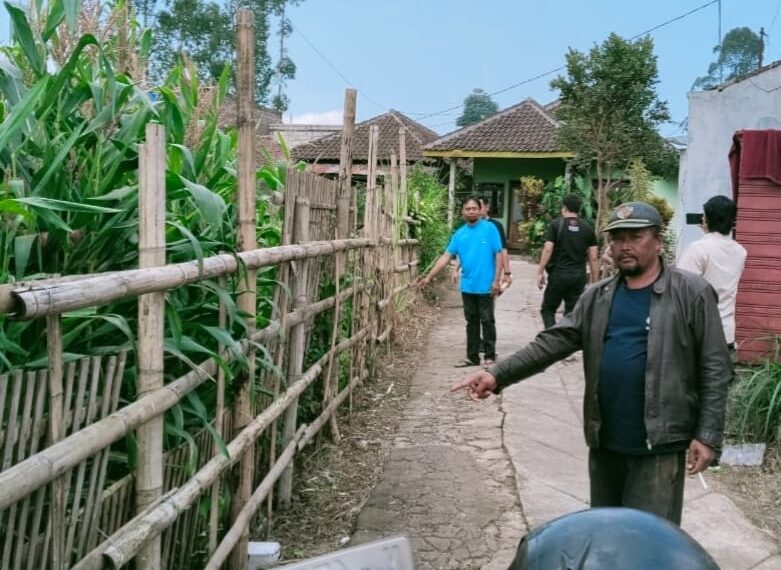 Pihak Polres Batu bersama pelapor saat cek objek tanah yang berperkara di Desa Pujon Lor,Kecamatan Pujon.(Ist)