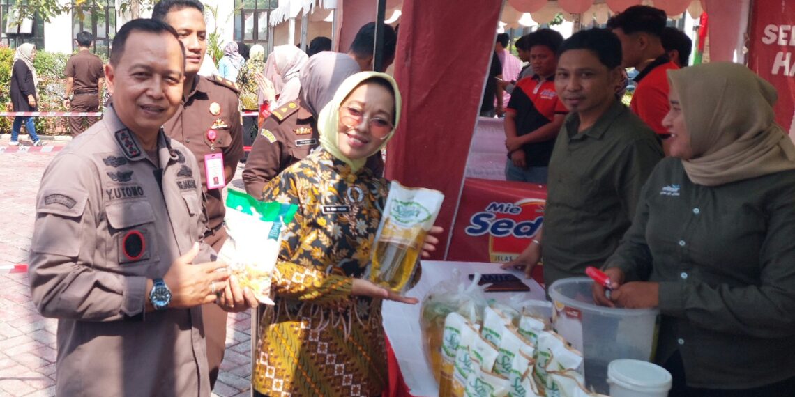 Kajari Gresik, Yanuar Utomo saat kunjungi stand di pasar murah