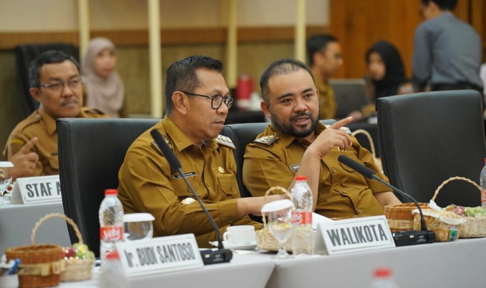 Wali Kota dan Wakil Wali Kota Batu bersama para OPD saat gelar Forum Strategis Meeting Tahun 2025 di Hotel Aston Inn Batu .(Sumber Infokom Batu) 