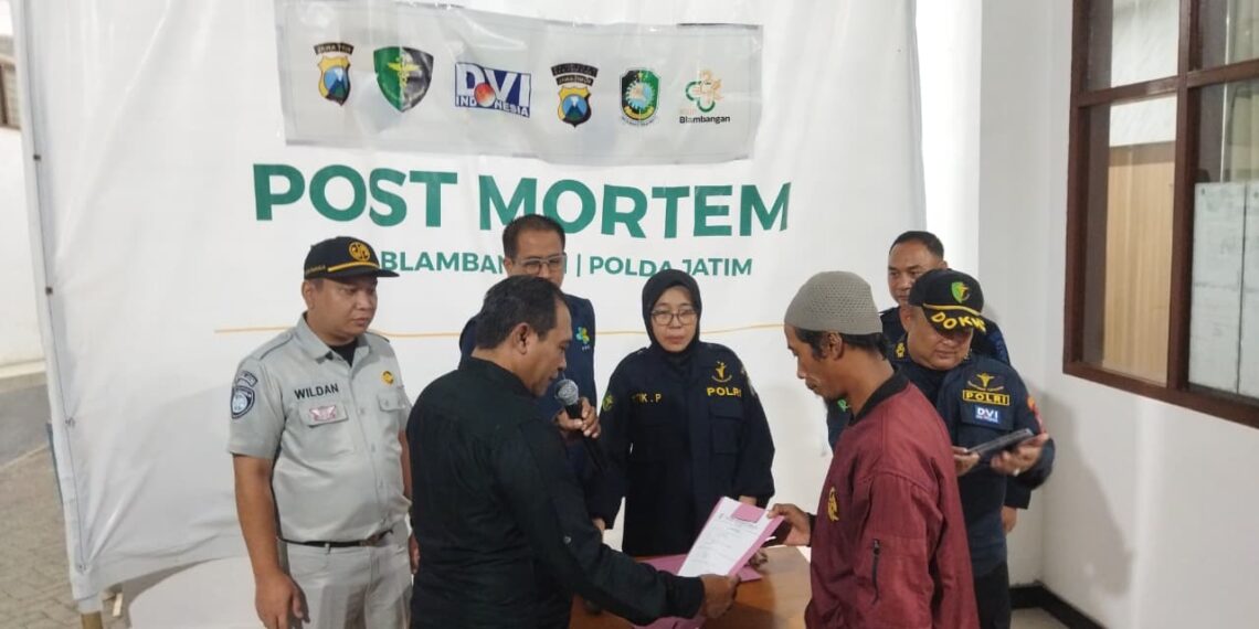 Petugas Post Mortem saat menyerahkan jenazah kepada keluarga korban (Ist)