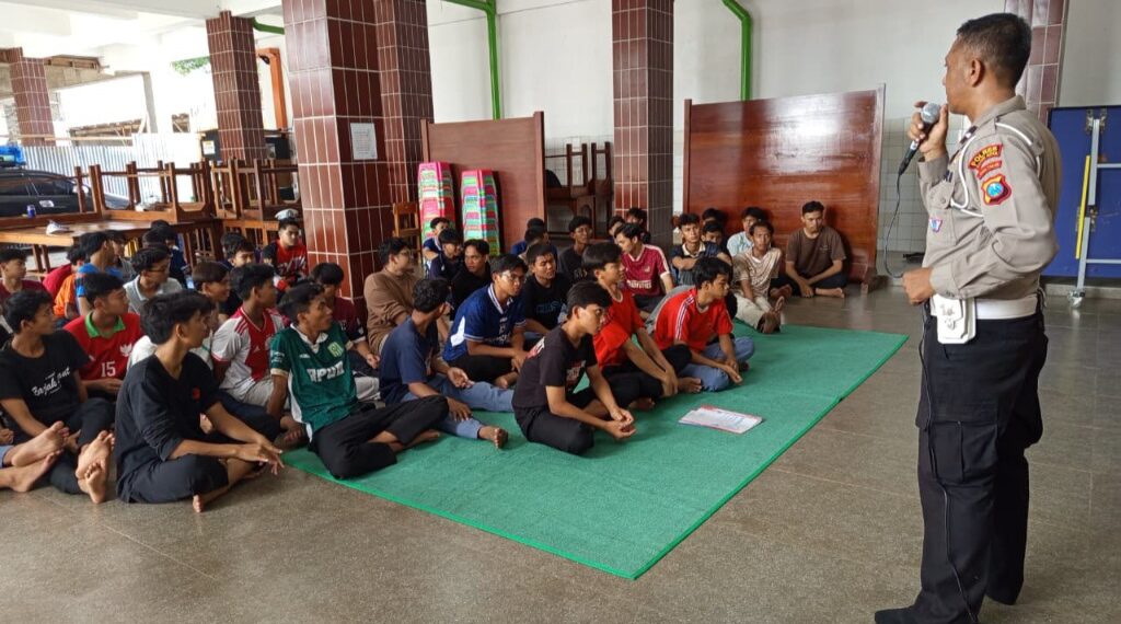 Unit Kamsel Satlantas Polres Kediri Kota saat melakukan sosialisasi di Ponpes Wali Barokah Kediri, pada Selasa (19/8/2025)(foto: ist)