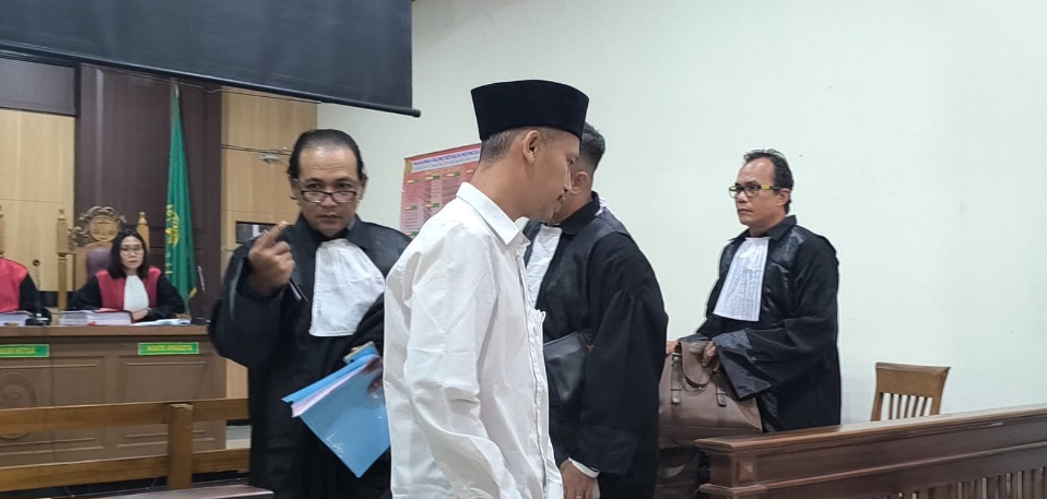 Eksepsi Kuasa Hukum Terdakwa Resa Andrianto : Dakwaan Prematur dan Kabur Minta Dibebaskan 1 Terdakwa Resa Andrianto saat sidang di PN Gresik