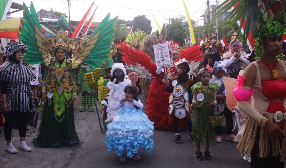 Semangat Nasionalisme Warnai Karnaval Daur Ulang Warga Desa Asempapak