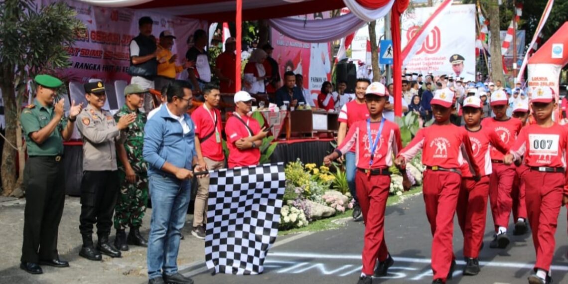Wali Kota Batu Lepas Ratusan Peserta  Lomba Gerak Jalan Tepat Tingkat SD/MI Kecamatan Junrejo