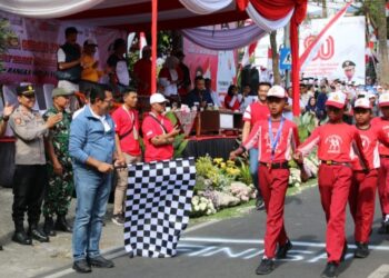 Wali Kota Batu Lepas Ratusan Peserta  Lomba Gerak Jalan Tepat Tingkat SD/MI Kecamatan Junrejo