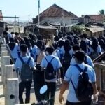 Wiraraja Ajak Mahasiswa Baru Bersih-Bersih Sampah IMG-20250830-WA0059