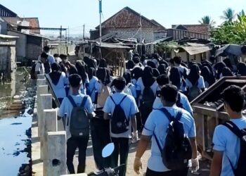 Wiraraja Ajak Mahasiswa Baru Bersih-Bersih Sampah