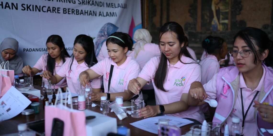 Para peserta membuat body scrub berbahan dasar alami dari olive oil. (foto: ist)