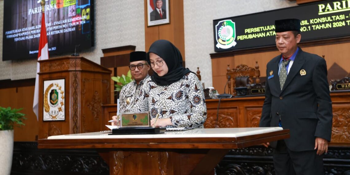 Bupati Ipuk dan Wakil Ketua DPRD Banyuwangi Michael Edy Hariyanto saat melakukan penandatangan pengesahan perubahan Perda nomor 1 tahun 2024 tentang pajak daerah dan retribusi daerah (Ist)