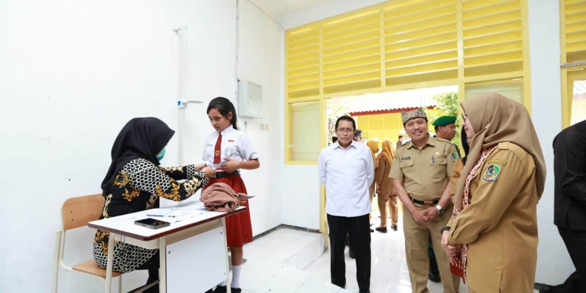 Pemeriksaan Kesehatan Gratis di Banyuwangi Telah Menyasar 44.917 Pelajar 1 Bupati Ipuk saat meninjau pemeriksaan kesehatan gratis di salah sekolah di Banyuwangi (Ist)