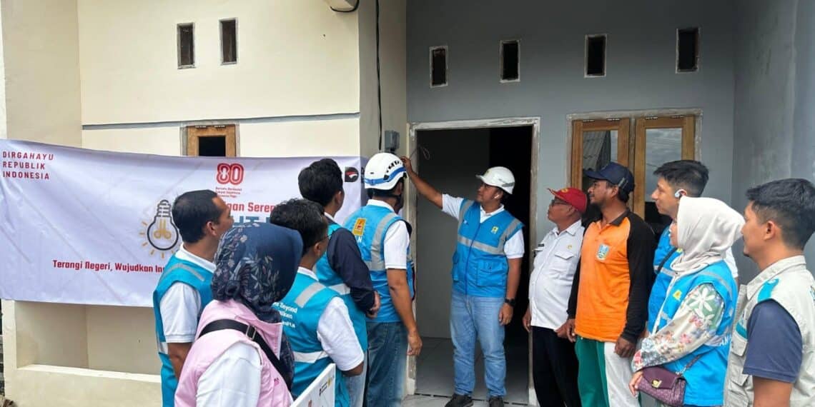 Simbolis penyalaan listrik pada peralatan KWh Meter milik penerima manfaat bantuan Program LUTD di Gresik. (foto: ist)