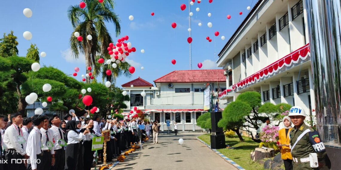 PKKMB Unija 2025 Meriah, Ribuan Mahasiswa Baru Lepas Balon Merah Putih