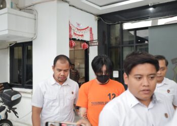 Setelah Viral di Media Sosial Suami Aniaya Istrinya Kini Mendekam di Sel Tahanan Polrestabes Surabaya 1 Lagi Komisaris PT ACA Iwan Kurniawan Mengumrahkan Sejumlah Orang