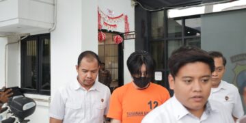 Setelah Viral di Media Sosial Suami Aniaya Istrinya Kini Mendekam di Sel Tahanan Polrestabes Surabaya 2 Lagi Komisaris PT ACA Iwan Kurniawan Mengumrahkan Sejumlah Orang