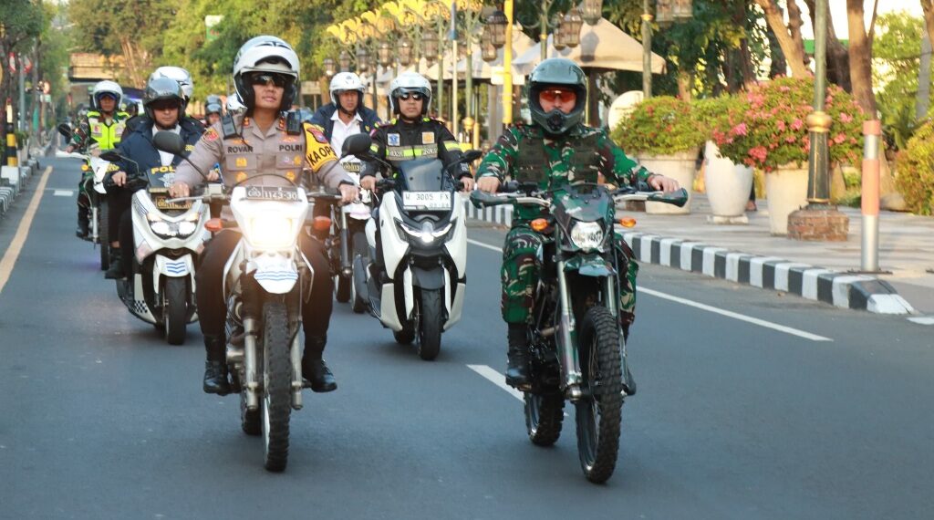 Ciptakan Kondisi Keamanan Masyarakat, Polres Gresik bersama Kodim 0817 Patroli Gabungan