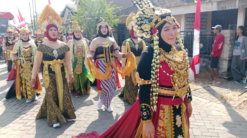 Pemdes Glindah Kedamean Gelar Parade Karnaval Nusantara, Wujud Keanekaragaman dalam Kebersamaan