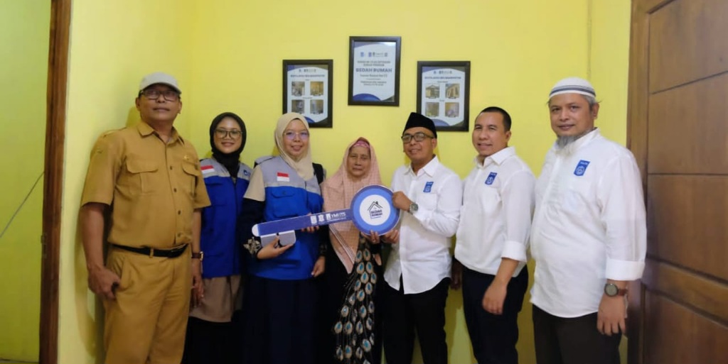 Gandeng Pemkot Surabaya, YMI - IKA ITS Bedah Rumah Tak Layak Huni 1 Koordinator Operasional YMI ITS drh Ika Putri Rahma Daniya (3 kiri) menyerahkan kunci hasil bedah rumah tidak layak huni ke Marpatih (tengah). (foto: ist)