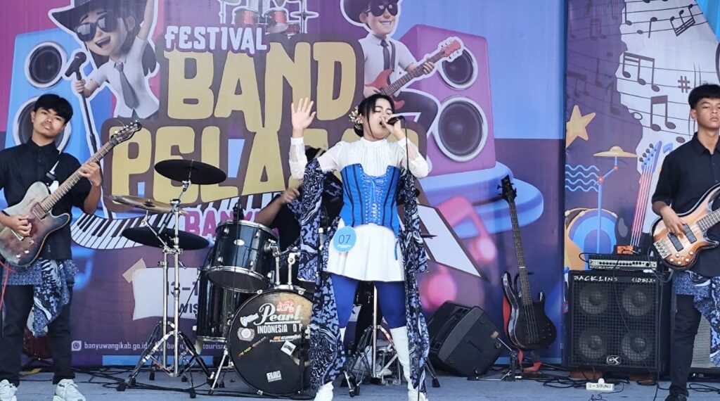 Festival Band Pelajar Banyuwangi, Ajang Unjuk Bakat Anak Bermain Musik 1 Aksi salah satu peserta Festival Band Pelajar Banyuwangi (Ist)