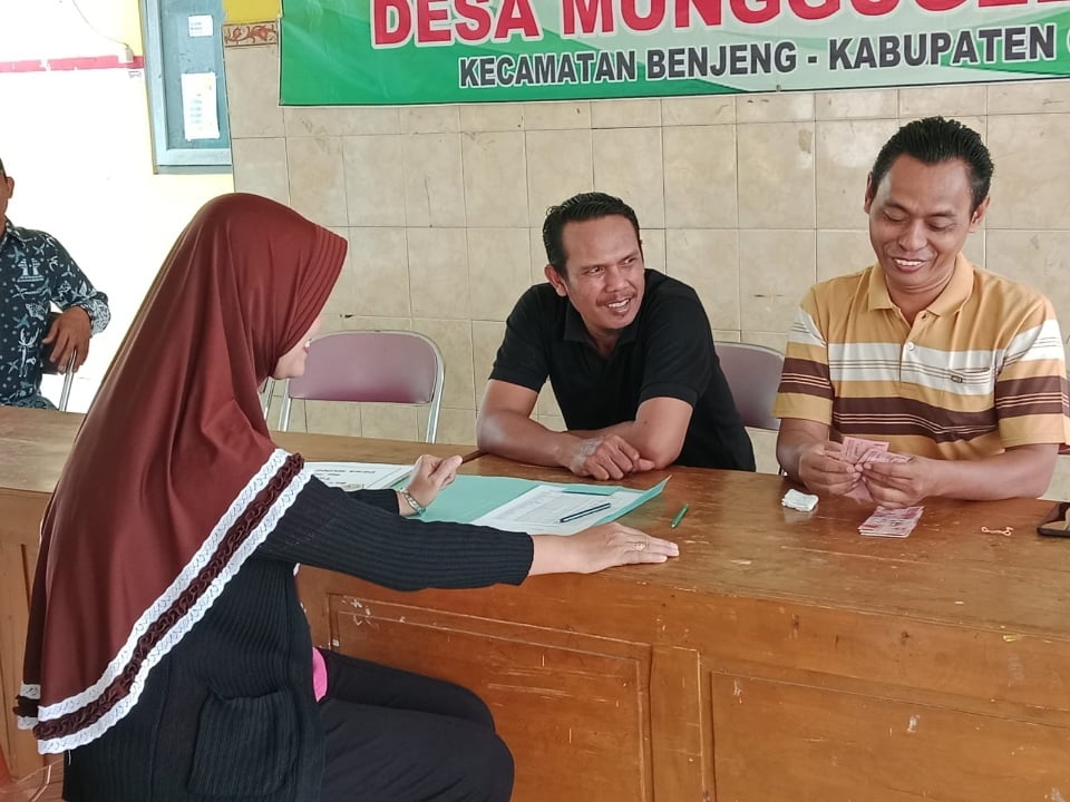 Salurkan BLT-DD pada 25 KPM, Pemdes Munggugebang Dukung Pengentasan Kemiskinan Ekstrem 2 Salurkan BLT-DD pada 25 KPM, Pemdes Munggugebang Dukung Pengentasan Kemiskinan Ekstrem 1