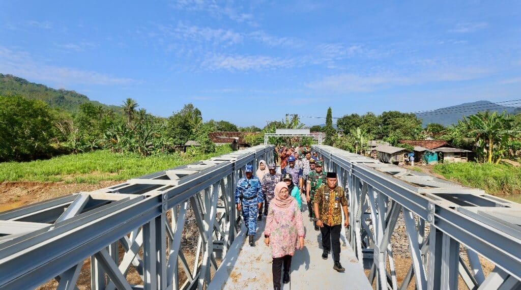 Bupati Ipuk saat meninjau jembatan Sungai Lembu yang telah rampung
