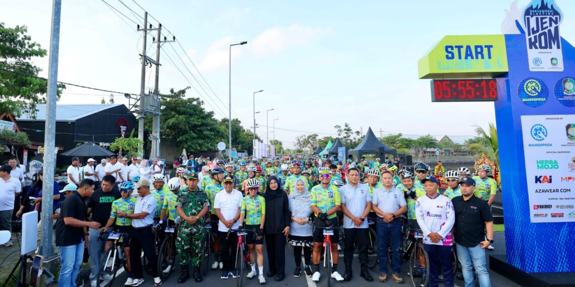 Bupati Ipuk didampingi Wabup Mujiono saat akan melepas para pesepeda di garis start