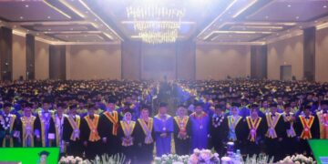 Unitomo Wisuda 1.156 Lulusan