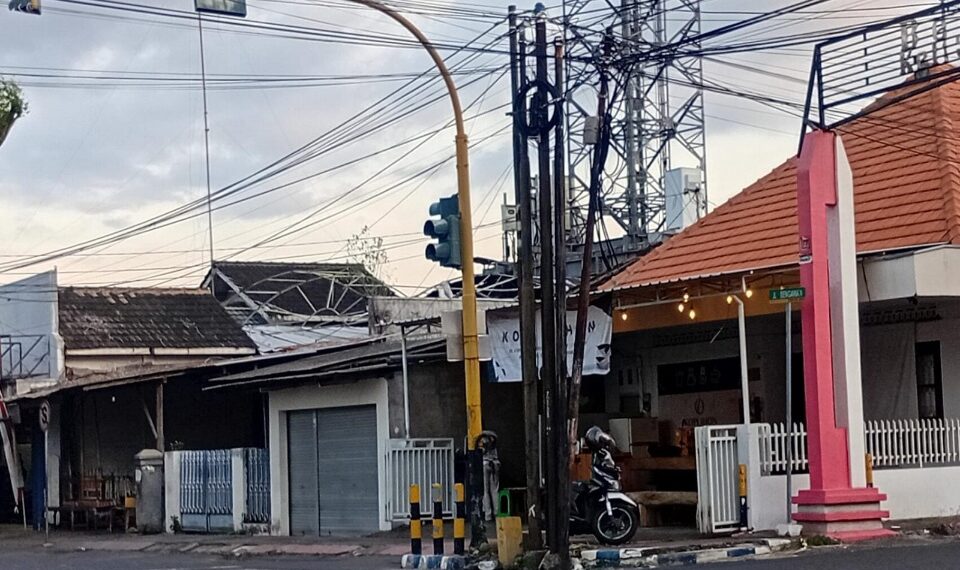 Salah satu tiang internet yang berdiri di bahu jalan kabupaten
