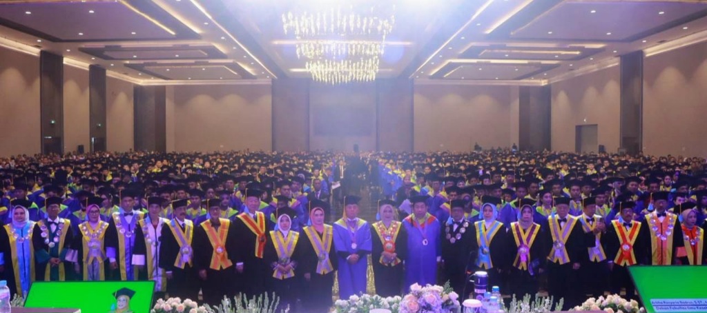 Unitomo Wisuda 1.156 Lulusan