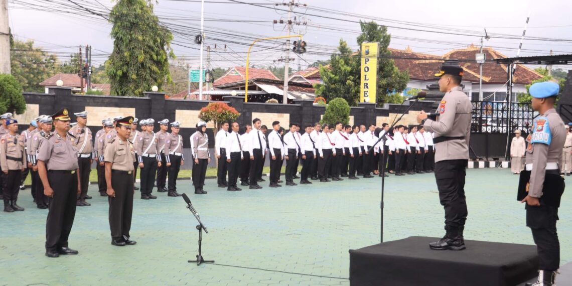 Kombes Pol Rama Samtama Putra saat memimpin upacara kenaikan pangkat pengabdian (Ist)