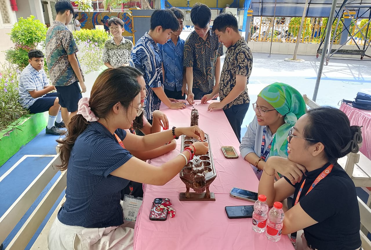 Serunya Mahasiswa Asing Bikin Jajanan Klepon hingga Dolanan Engkle & Dakon di YPPI Schools 2 Serunya Mahasiswa Asing Bikin Jajanan Klepon hingga Dolanan Engkle & Dakon di YPPI Schools 1