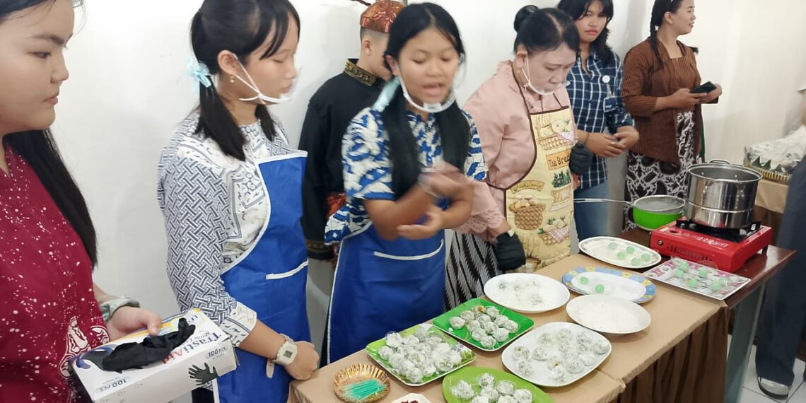 Serunya Mahasiswa Asing Bikin Jajanan Klepon hingga Dolanan Engkle & Dakon di YPPI Schools