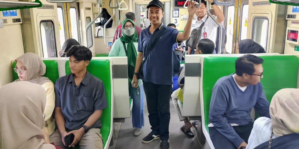 Operasikan sebanyak 50 perjalanan setiap harinya, Stasiun Gubeng catat volume penumpang tertinggi. (foto: hari/bidik.news)