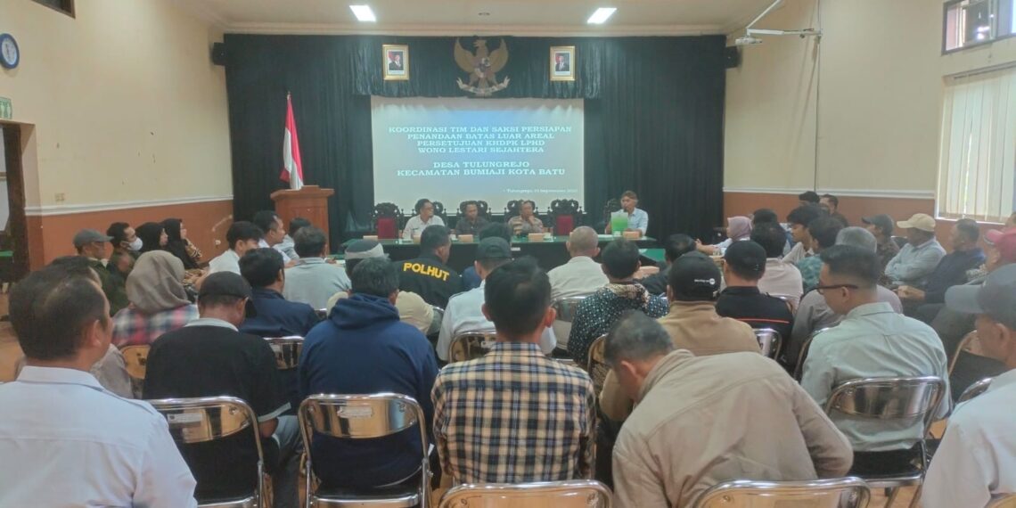 Saat Rapat Koordinasi persiapan Penandaan Batas Lahan, di Balai Desa Tulungrejo.(Gus)