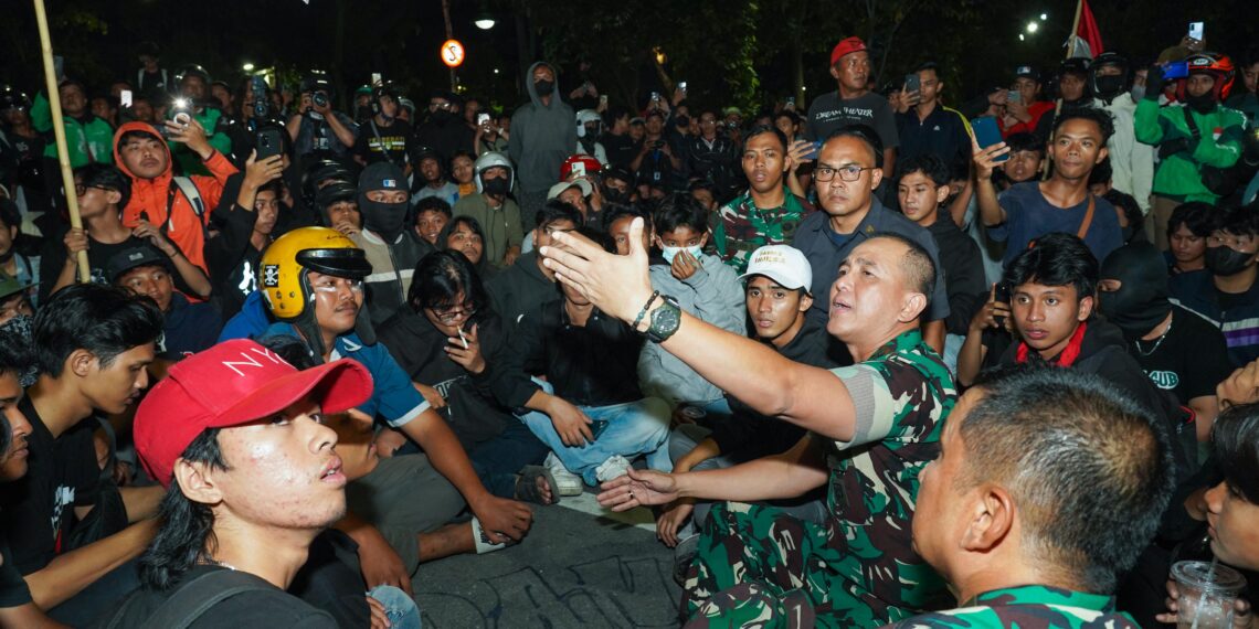 Pendekatan Humanis Jadi Senjata Kala Krisis 1 Pangdam V/Brawijaya Mayjend TNI Rudy Saladin turun langsung menemui massa aksi. (foto: ist)