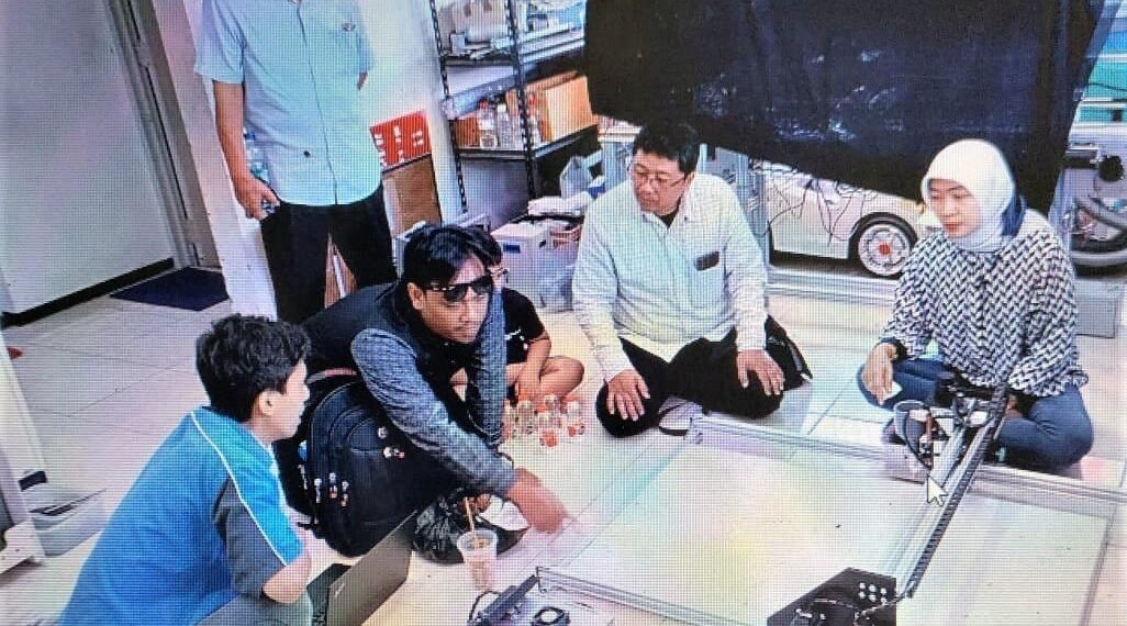 Tim PKM Unitomo & Untag Bantu Mesin Robot Motif Batik untuk IRT Batik Namiroh Sidoarjo