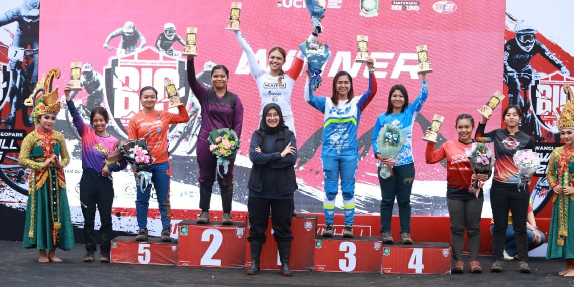 Bupati Ipuk bersama para juara Banyuwangi Ijen Geopark Downhill Banyuwangi (Ist)